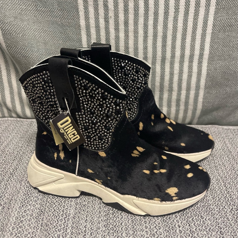 Dingo Black and Tan Heeled Boots